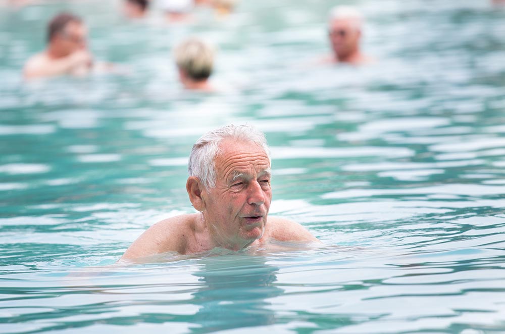 Apprendre à nager après 50 ans