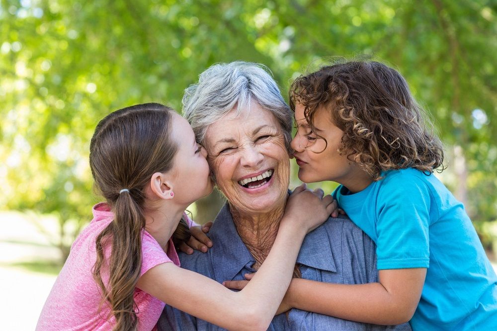 Les Seniors et leurs petits-enfants.